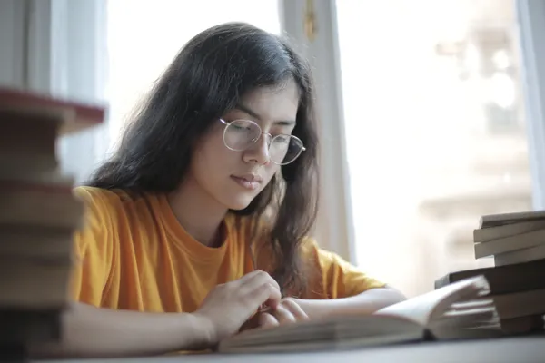 Student die nadenkt over studiekeuze en toekomst